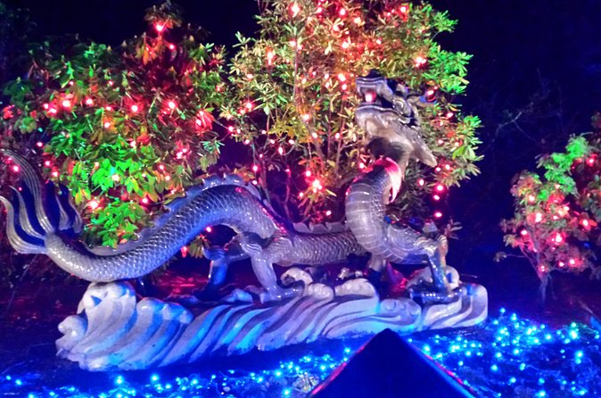 1 hour City Tour & Butchart Gardens: Christmas - Entry included! - Entering Butchart Gardens for the Twelve Days of Christmas