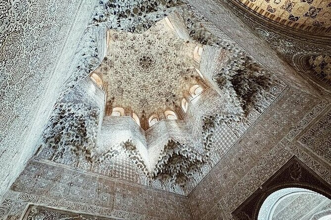 Alhambra Experience – Explore Nasrid Palaces & Generalife Gardens - Start with the Alhambra complex and get oriented