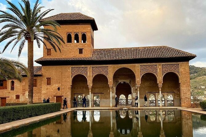 Alhambra Experience – Explore Nasrid Palaces & Generalife Gardens - The Nasrid Palaces are the main event