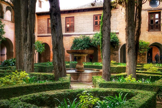 Alhambra Gardens, Generalife and Alcazaba Tickets & Local Guide - Generalife Gardens: the gentler side of the complex
