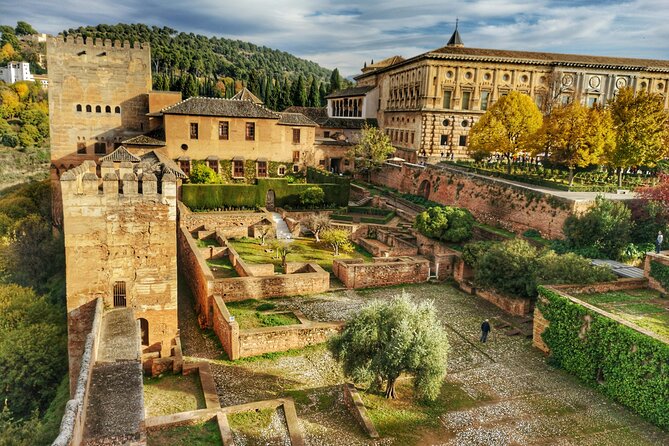 Alhambra Gardens, Generalife and Alcazaba Tickets & Local Guide - Small group does not mean private