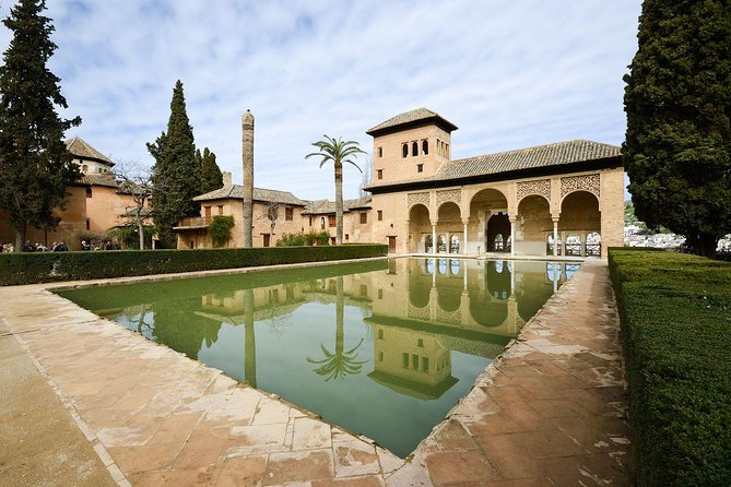 Alhambra Guided Tour with Generalife Gardens - Key points to know before booking