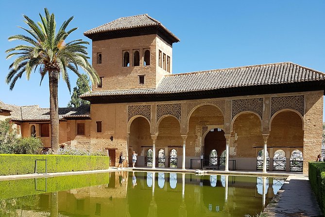 Alhambra Tour :Generalife Gardens ,Palaces and towers.Skiptheline - Guide quality, headphones, and group size