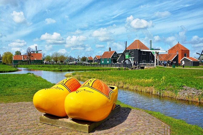 Amsterdam: Day Trip to Keukenhof & Zaanse Schans Windmills - The 45-minute ride toward the tulip fields