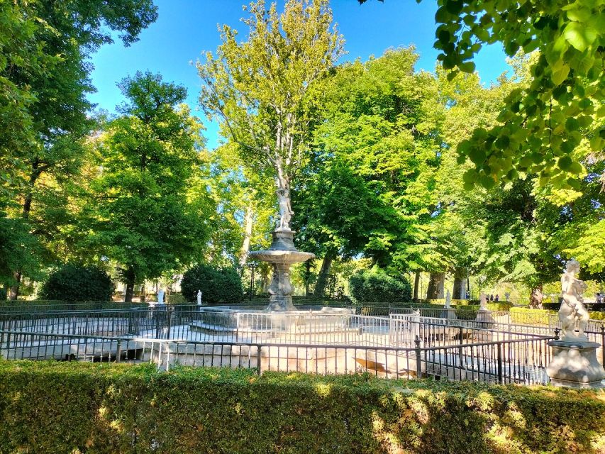 Aranjuez: City and Gardens Guided Walking Tour - Civic buildings and the town market