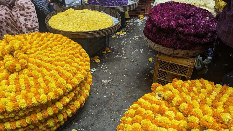 Bangalore Walking Tour KR Flower Market,Fort,Tippu palace - Entering KR Market and its flower lanes