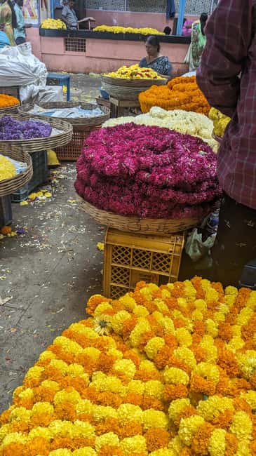 Bangalore Walking Tour KR Flower Market,Fort,Tippu palace - The one-hour arts and crafts stop
