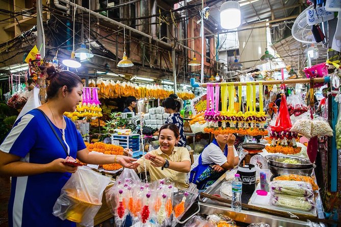 Bangkok: Night Bike Tour with Temples & Flower Market Visit - Key details before you book