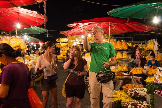 Bangkok: Night Bike Tour with Temples & Flower Market Visit - Thonburi lanes and Wat Rakang