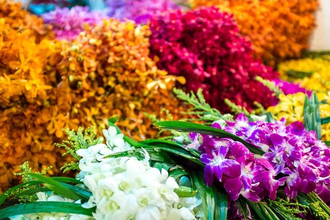 Bangkok: Night Bike Tour with Temples & Flower Market Visit - Wat Pho, the Grand Palace, and Sanam Luang after sunset
