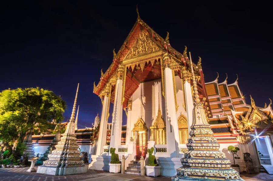 Bangkok: Night Bike Tour with Temples & Flower Market Visit - The Giant Swing makes a strong finale