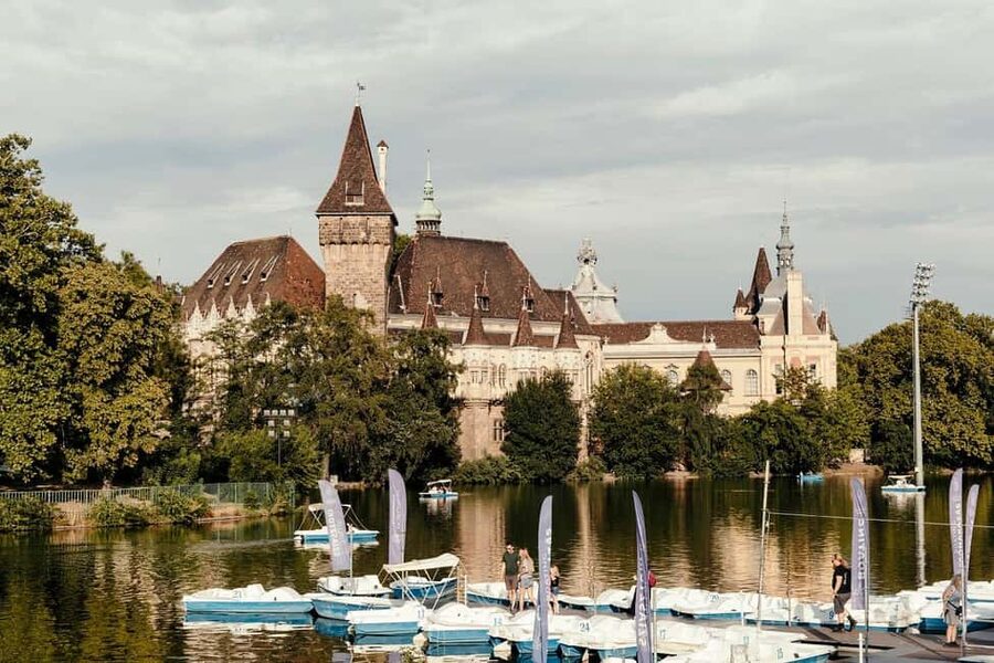 Budapest: Best Gardens Walking Tour & Folk Music Performance - Key points to know before you book