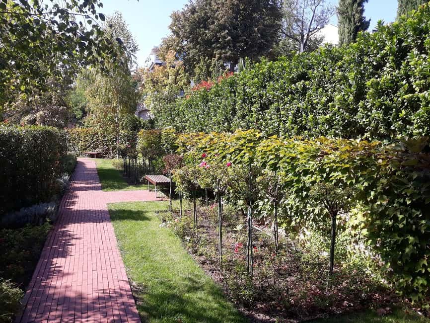Budapest: Best Gardens Walking Tour & Folk Music Performance - Reaching Margaret Island by public transport