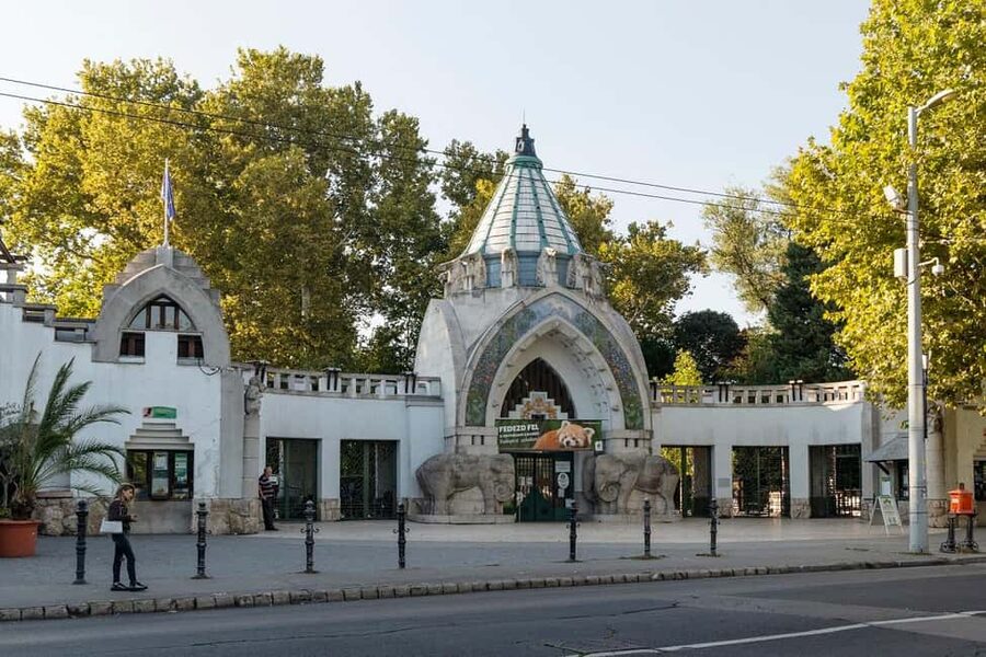 Budapest: Best Gardens Walking Tour & Folk Music Performance - The Hungarian folk music performance