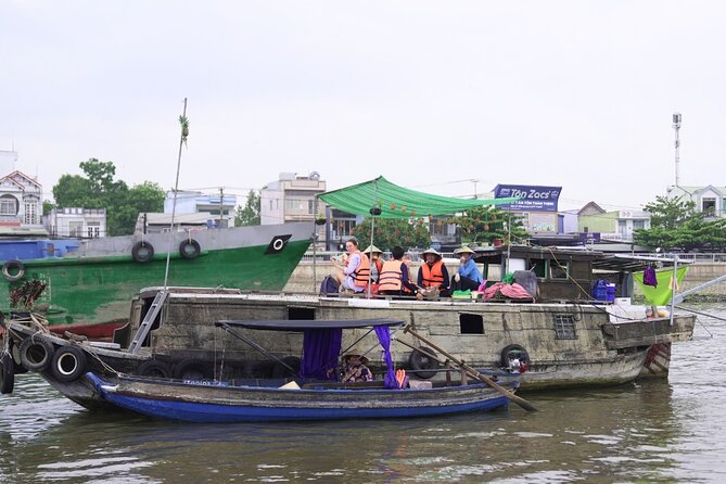 Can Tho Floating Market and Fruit Garden Tour - Breakfast, pineapple, and coffee on the boat