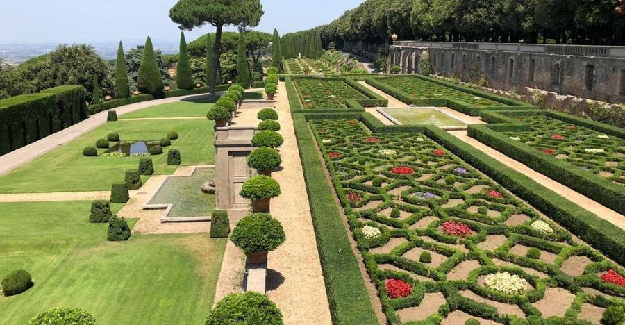 Castel Gandolfo: Papal Apartments and Secret Garden Ticket - Entering the Papal Palace after 500 years of papal summer visits