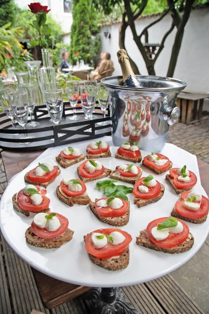 Cologne-Nippes: Summer wine party in the frenchstyle garden - Key details before you book