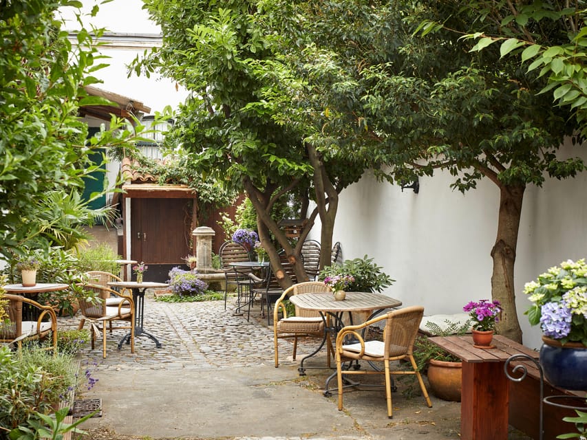 Cologne-Nippes: Summer wine party in the frenchstyle garden - The indoor plan when summer weather fails