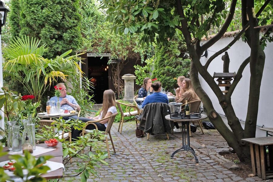 Cologne-Nippes: Summer wine party in the frenchstyle garden - The 5:30 p.m. welcome and first glass