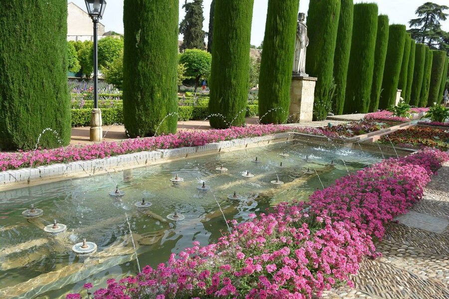 Cordóba: Gardens & Fortress of Catholic Monarchs Guided Tour - Meeting your guide on Avenida del Alcázar