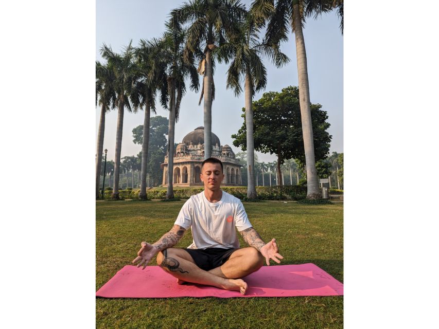 Delhi: Yoga in Lodhi Garden - The opening: breathing before difficult poses