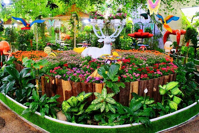 Dubai Butterfly Garden Admission Ticket - Family stops beyond the butterflies