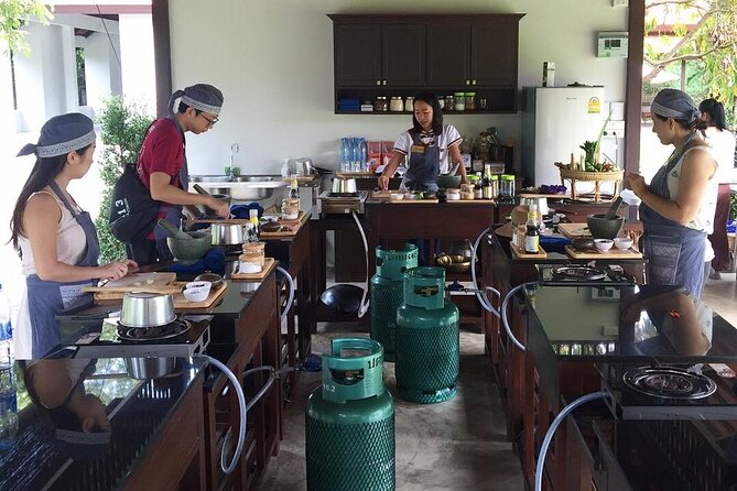 Evening Cooking Class in Traditional Pavilion with Beautiful Garden - Chiang Mai - Making curry paste from scratch