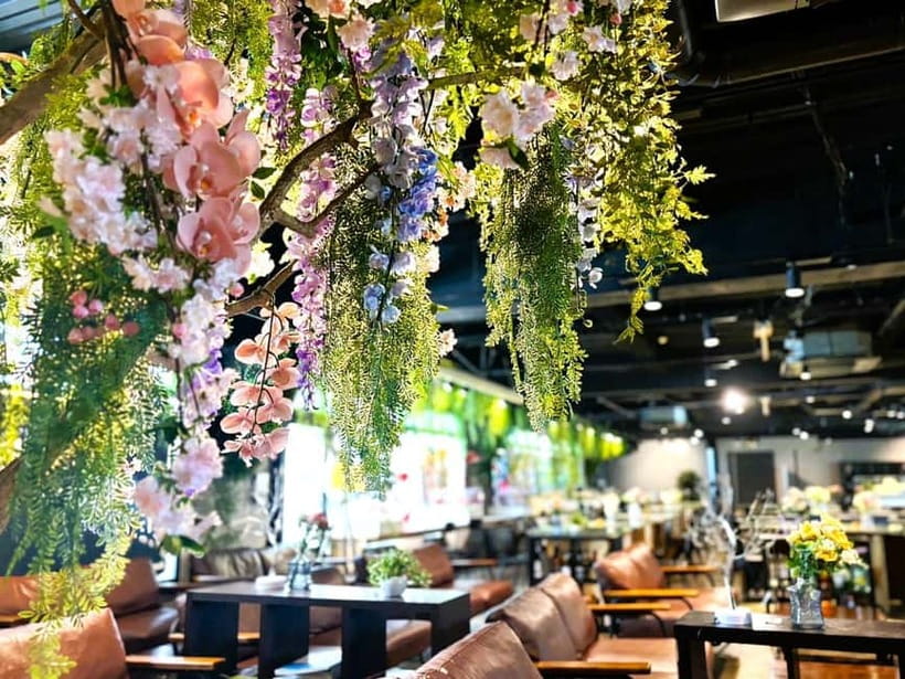 Experience Crafting a Flower-Adorned Mini Japanese Garden - Why the spacious cafe setting helps