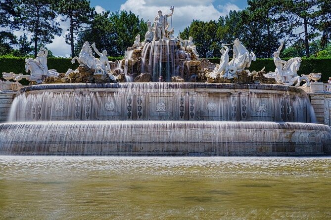 Explore Schönbrunn Palace & Gardens: Private 2.5-hour Guided Tour - Entering Schönbrunn Palace for a focused 2.5-hour visit
