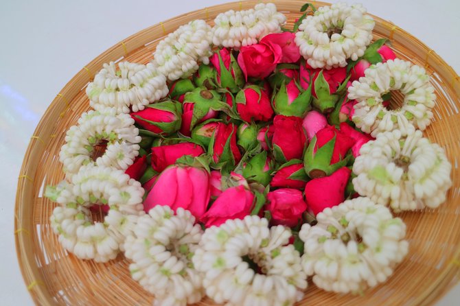 Flower Market & Floral Art: Multilingual Private Tour [EN/others] - A full hour making Thai floral art