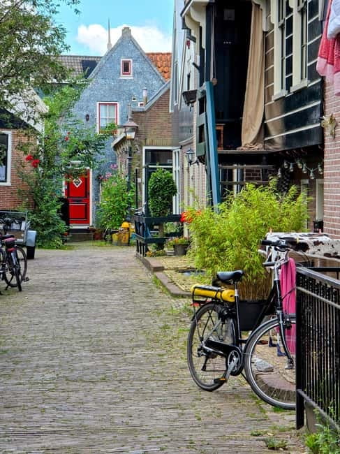 From Amsterdam: Keukenhof Tulips, Windmills & Volendam - Volendam, fish, cookies, and the dike