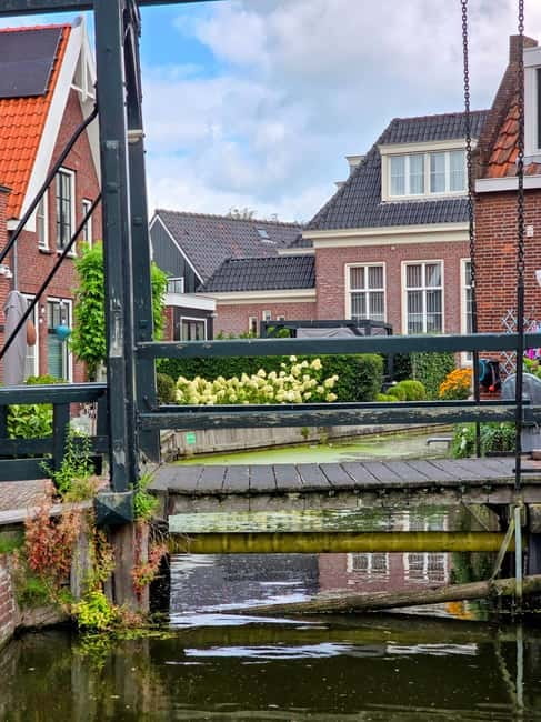 From Amsterdam: Keukenhof Tulips, Windmills & Volendam - The guide and the atmosphere
