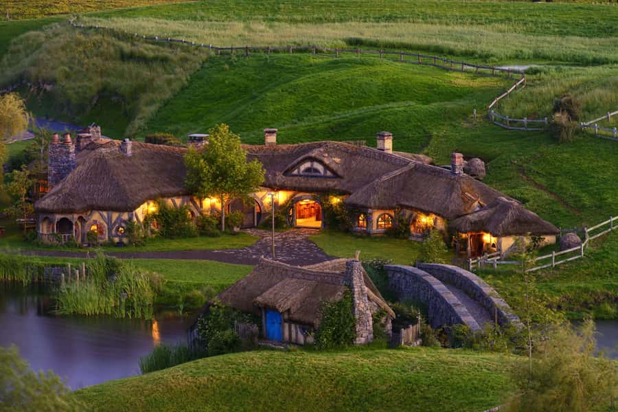 From Auckland: Hobbiton & Hamilton Gardens Small Group Tour - Hobbiton’s 2.5-hour guided walk