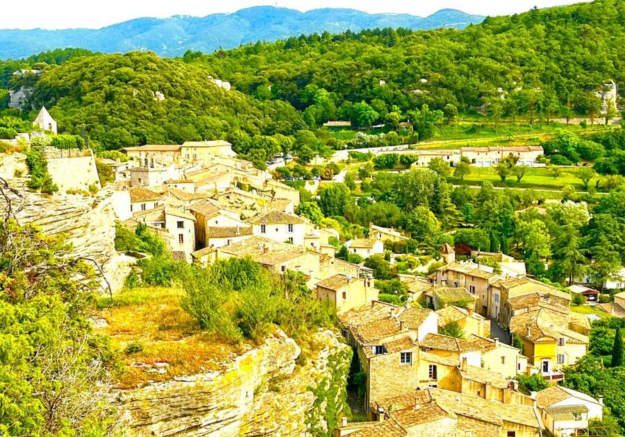 From Avignon: Lavender fields and villages in the Luberon - From Avignon into the Luberon