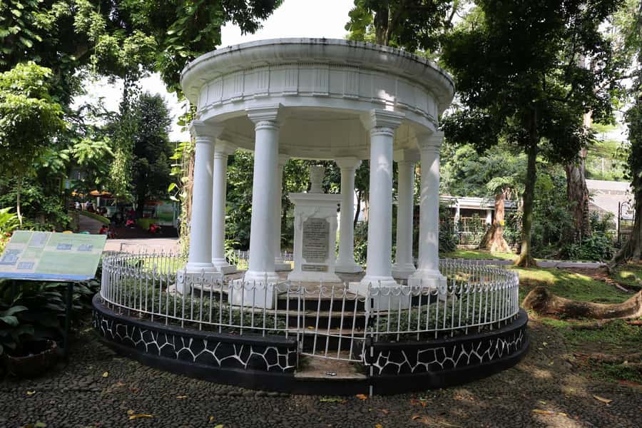 From Bandung: Tea Plantation and Botanical Garden Tour - Bogor Botanical Garden and its 1817 origins