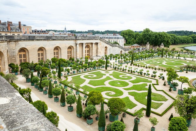From Paris: Versailles Bike Tour w/ Palace, Gardens, & Picnic - Choosing Lunch at Place du Marché Notre Dame