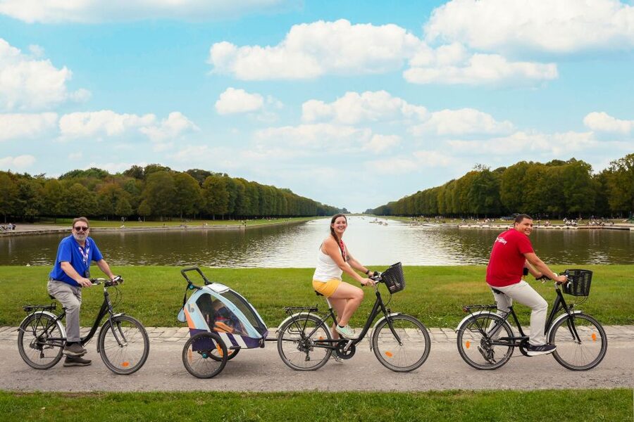 From Paris: Versailles Bike Tour with Gardens & Palace Entry - Choosing lunch at Place du Marché Notre-Dame