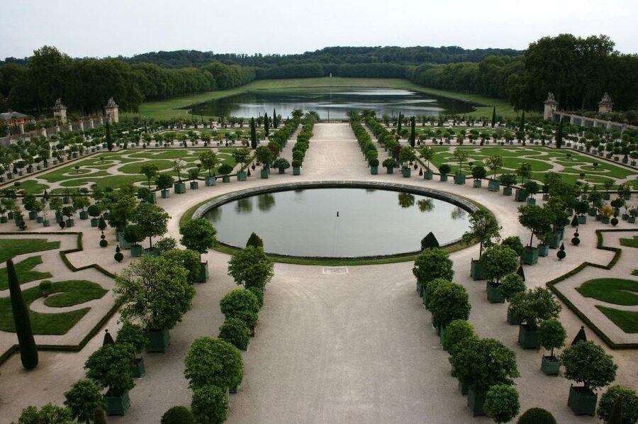 From Paris: Versailles Palace and Gardens Guided Experience - A two-hour walk through the royal gardens
