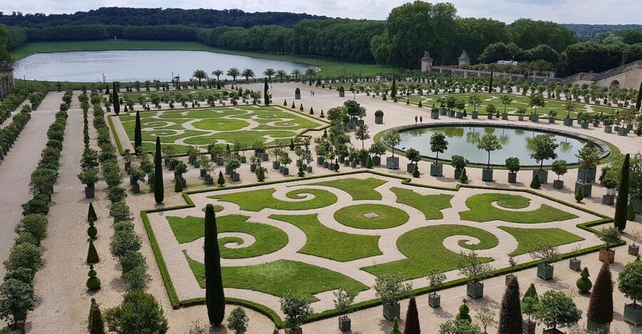 From Paris: Versailles Palace and Gardens Guided Experience - Walking, weather, and crowd concerns