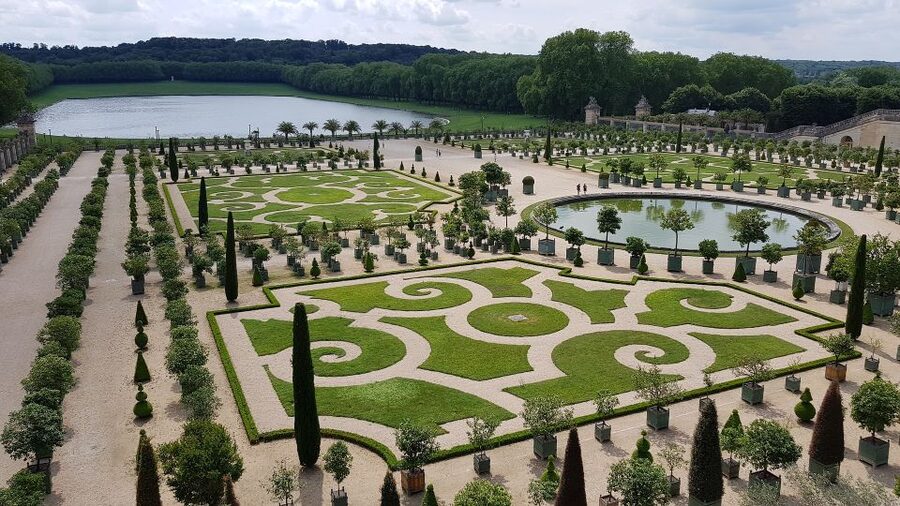 From Paris: Versailles Palace and Gardens Guided Experience - The train ride and the value of a guided route