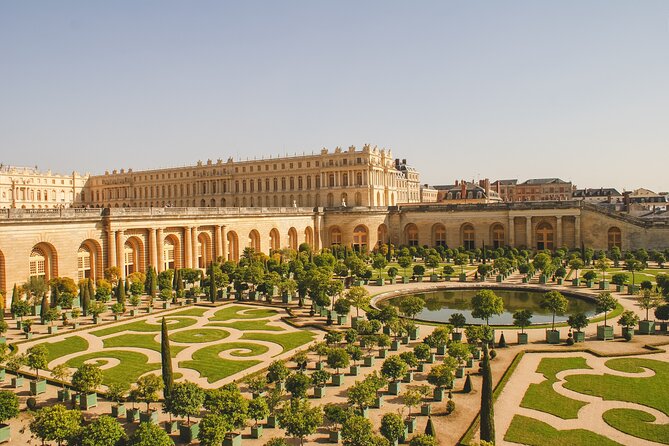 From Paris: Versailles Timed Entry Tickets & Gardens Access - The escort service and the role of Linda