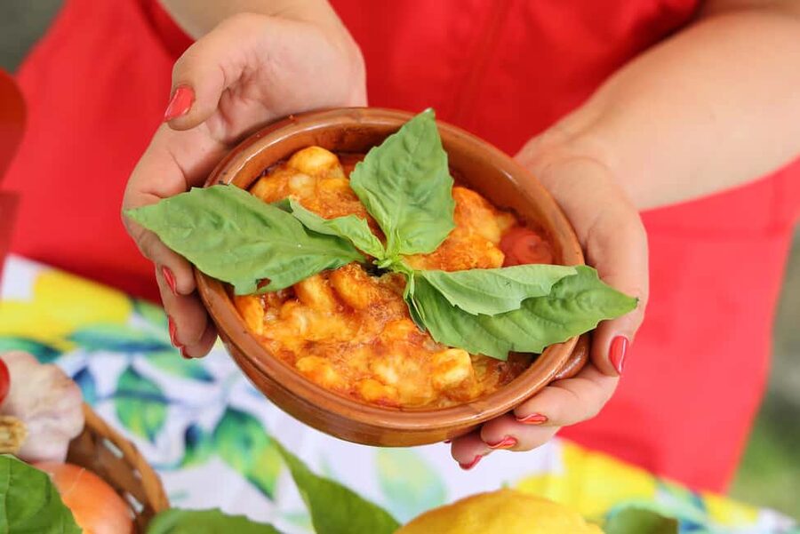 From Sorrento to Meta: cook with a local family and enjoy the garden!! - Who should book this experience