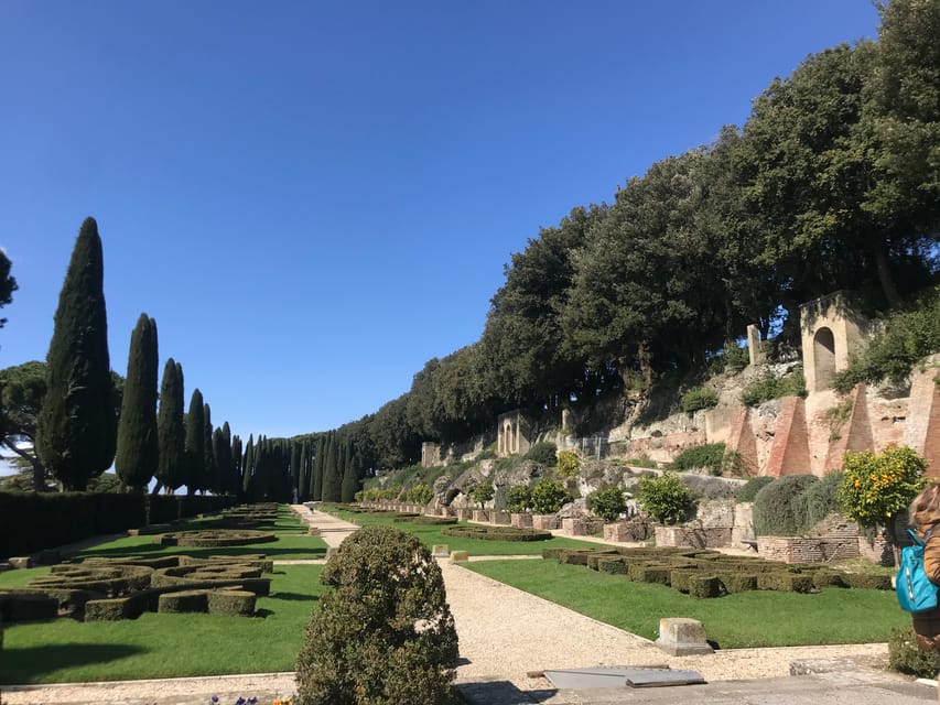 Gandolfo: Castel Gandolfo Papal Villa Gardens Minibus Tour - Adding porchetta in Castel Gandolfo