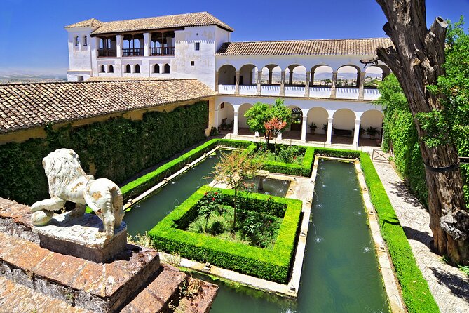 Generalife, Gardens and Alcazaba guided tour (without Nasrid Palaces) - The shared Alhambra grounds and old city remains