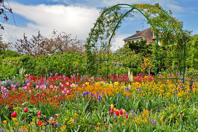 Giverny Monet’s Home and Gardens Half Day Tour from Paris - Crowd levels, seasons, and practical comfort