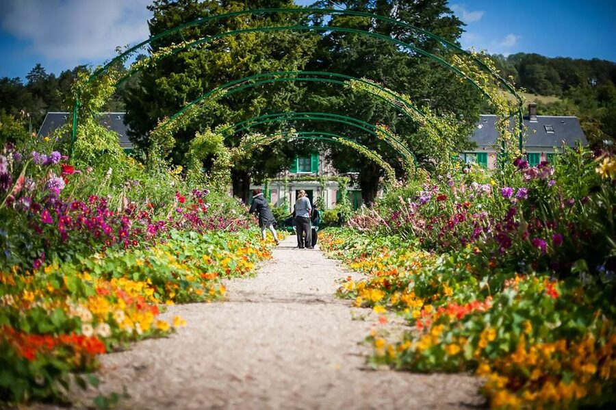 Giverny: Monet's House and Gardens Guided Tour - Meeting at Les Nympheas café