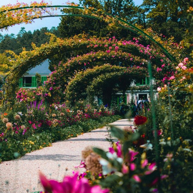 Giverny : Monet's house & Gardens Private tour from Paris - Leaving Paris for Monet’s village