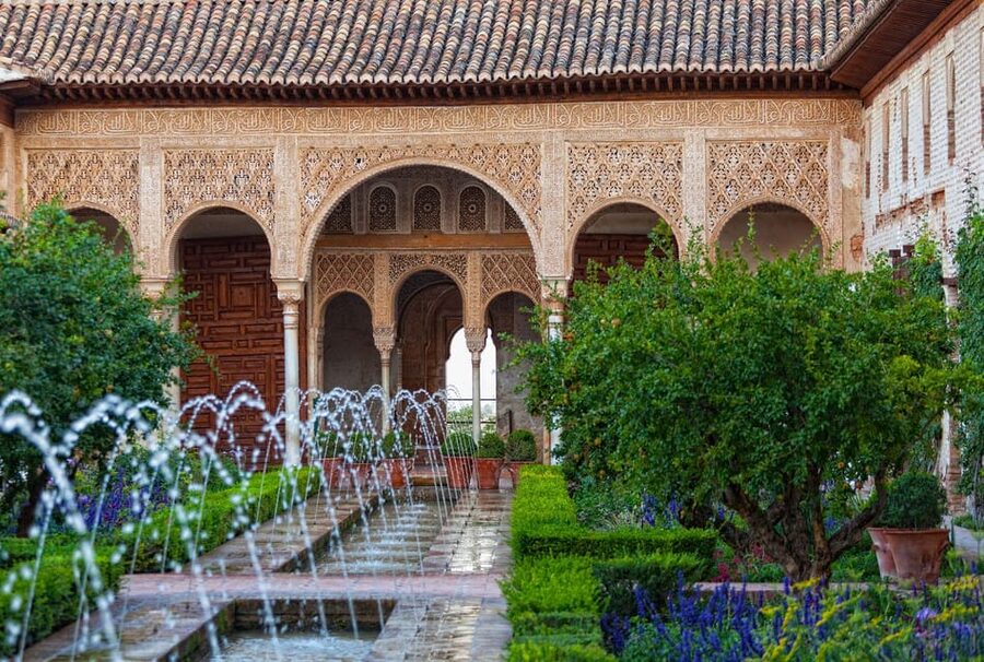 Granada: Alhambra and Generalife Garden Ticket & Guided Tour - Generalife Gardens: an hour among water and flowers