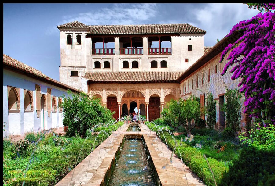 Granada: Alhambra and Generalife Garden Ticket & Guided Tour - Pace, group size, and hearing the guide
