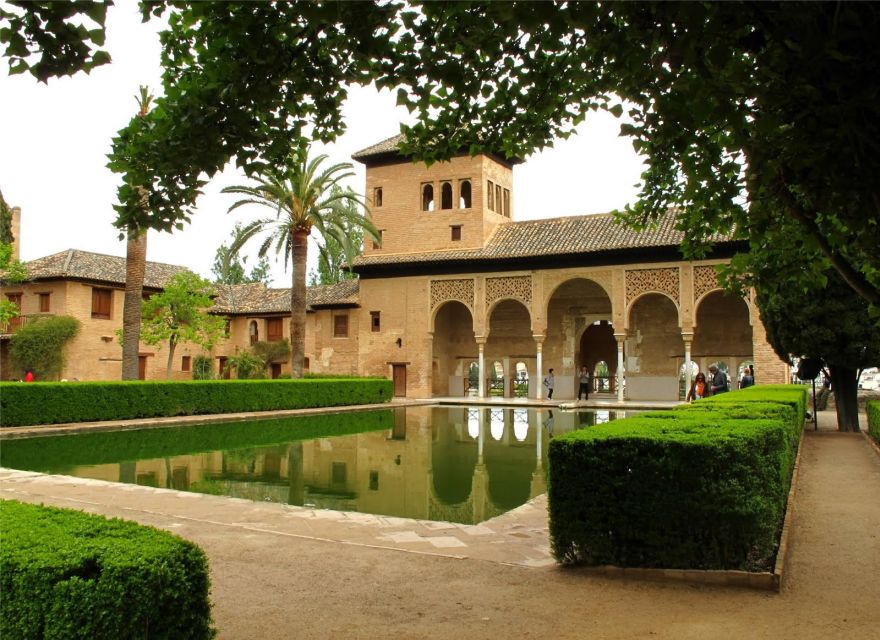 Granada: Alhambra and Generalife Gardens Guided Tour - Key points to know before booking